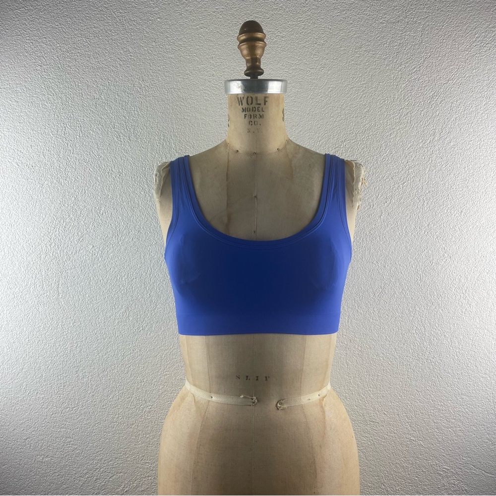 Hanro l M Touch Feeling Dazzling Blue Light Support Crop Top Yoga Athleisure Bra